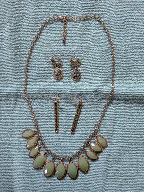 Green stone necklace with 2 sets of earings